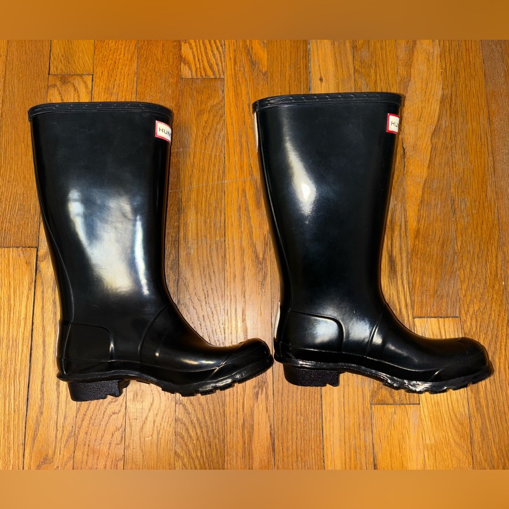 Children’s black Hunter rain boots.